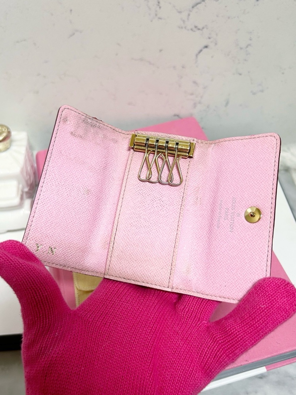 Authentic Louis Vuitton Limited Edition Murakami Multicolor Blanc 4 Key Holder - Picture 9 of 13